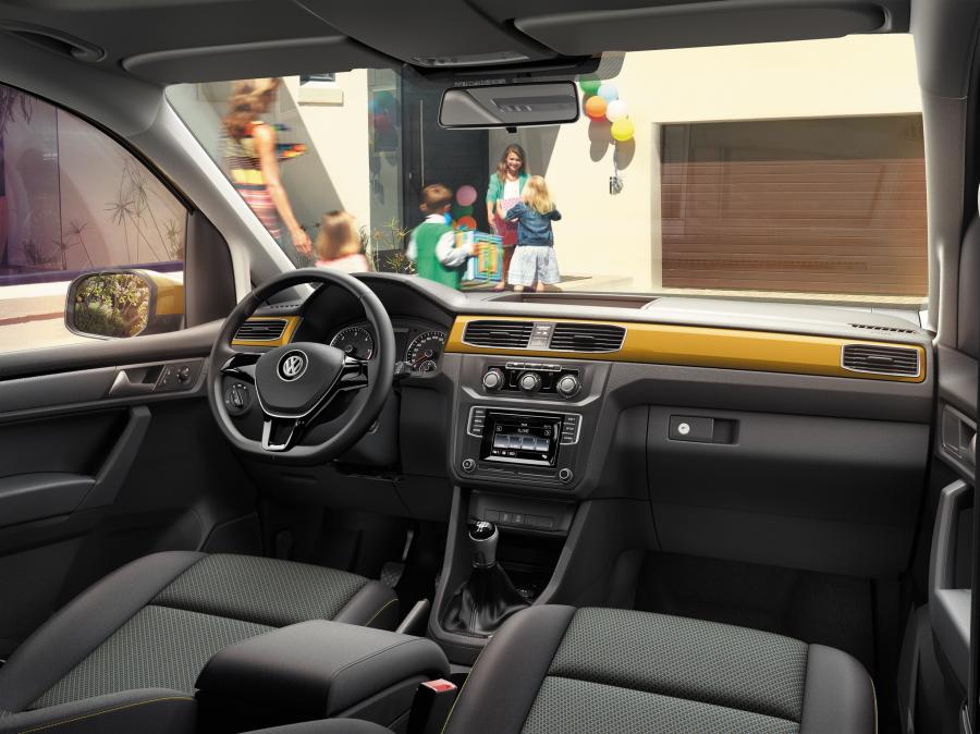 Интерьер Volkswagen Caddy Familia 2016 года  (фото 2 из 3)